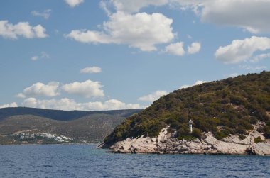 Ege Denizi 'ndeki ufuktaki dağların güzel manzarası. Beyaz bulutlu mavi ske. Doğa geçmişi. Seyahat kavramı 