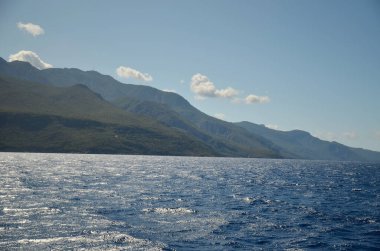 Ege Denizi 'ndeki ufuktaki dağların güzel manzarası. Doğa geçmişi. Seyahat kavramı 