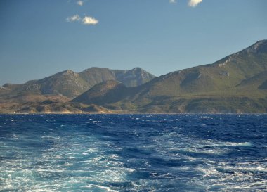 Ege Denizi 'ndeki ufuktaki dağların güzel manzarası. Doğa geçmişi. Seyahat kavramı .