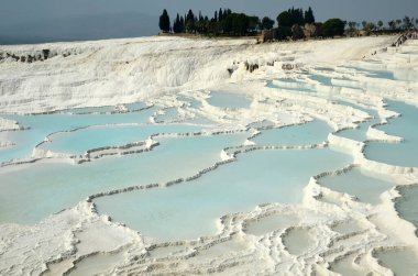 Pamukkale, Türkiye 'deki büyüleyici Doğal Travertin havuz ve terasları. Türkiye 'nin güneybatısındaki pamuk kale. Site bir UNESCO Dünya Mirası Alanı.