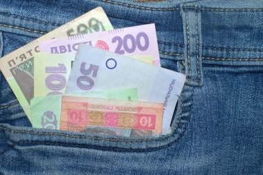 Birçok Ukrayna para banknotları çeşitli mezhepler ve renkler (UAH) hryvnia ön cebinde kot pantolon. Para kavramı