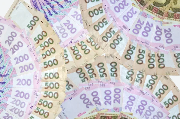 500,200, 100 Hryvnia (Ukrayna parası) hayranı ve beyaz arka planda izole edilmiş bir bozuk para. Para ve finansal konsept