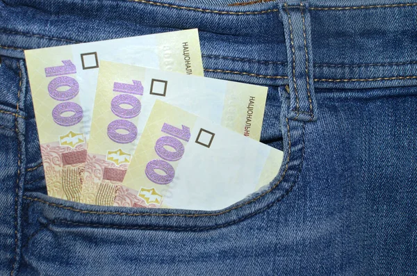 100 Scheine Uah Der Vordertasche Einer Blauen Jeans Geldkonzept — Stockfoto