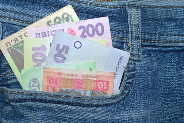 Birçok Ukrayna para banknotları çeşitli mezhepler ve renkler (UAH) hryvnia ön cebinde kot pantolon. Para kavramı