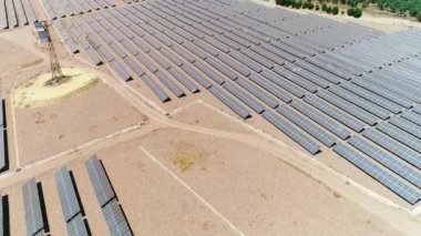 Güneş paneli alanları (güneş pili) güneş ışığıyla havadan görülür. Güneş alanı üzerinde uçan yenilenebilir enerji konsepti