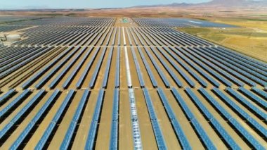 Fabrikasıyla birlikte bir güneş paneli (güneş pili) çiftliğinin havadan görünüşü. Yükselen Uçan Yenilenebilir Enerji Güneş Alanı Paneli Kavramı
