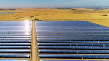 Bir termik santralin güneş panellerinin havadan görünüşü, fotovoltaik enerji santrali