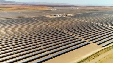 Fabrikasıyla birlikte bir güneş paneli (güneş pili) çiftliğinin havadan görünüşü. Yükselen Uçan Yenilenebilir Enerji Güneş Alanı Paneli Kavramı