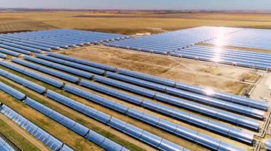 Bir güneş panelinin hava görüntüsü fabrikayla güneşin temiz enerjisini yakalıyor.