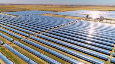 Bir güneş panelinin hava görüntüsü fabrikayla güneşin temiz enerjisini yakalıyor.