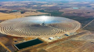 Gökyüzü manzaralı modern güneş enerjisi istasyonu, konsantre güneş enerjisi kulesi, güneş çiftliği merkezi.