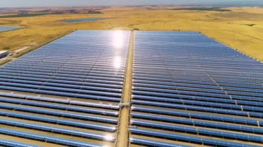 Bir termik santralin güneş panellerinin havadan görünüşü, fotovoltaik enerji santrali