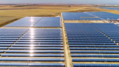 Bir termik santralin güneş panellerinin havadan görünüşü, fotovoltaik enerji santrali
