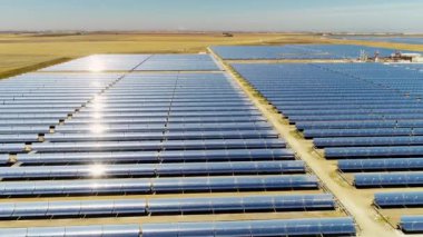 Fabrikasıyla birlikte bir güneş paneli (güneş pili) çiftliğinin havadan görünüşü. Yükselen Uçan Yenilenebilir Enerji Güneş Alanı Paneli Kavramı