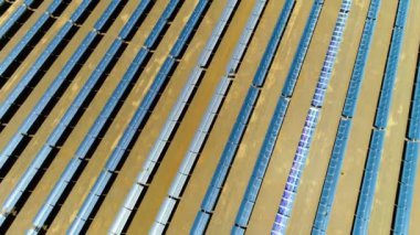 Güneş Projesi Güneş Panelleri Hava Görüntüsü Güneş 'ten Temiz Enerji Yakalıyor