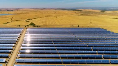 Bir termik santralin güneş panellerinin havadan görünüşü, fotovoltaik enerji santrali