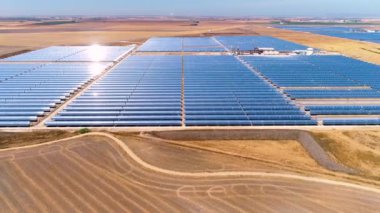 Bir güneş panelinin hava görüntüsü fabrikayla güneşin temiz enerjisini yakalıyor.