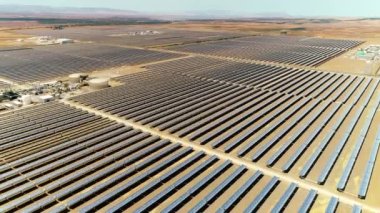Fabrikasıyla birlikte bir güneş paneli (güneş pili) çiftliğinin havadan görünüşü. Yükselen Uçan Yenilenebilir Enerji Güneş Alanı Paneli Kavramı