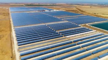 Bir güneş panelinin hava görüntüsü fabrikayla güneşin temiz enerjisini yakalıyor.