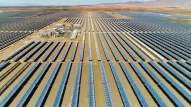 Fabrikasıyla birlikte bir güneş paneli (güneş pili) çiftliğinin havadan görünüşü. Yükselen Uçan Yenilenebilir Enerji Güneş Alanı Paneli Kavramı
