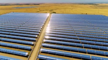 Bir termik santralin güneş panellerinin havadan görünüşü, fotovoltaik enerji santrali