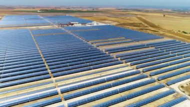 Bir güneş panelinin hava görüntüsü fabrikayla güneşin temiz enerjisini yakalıyor.