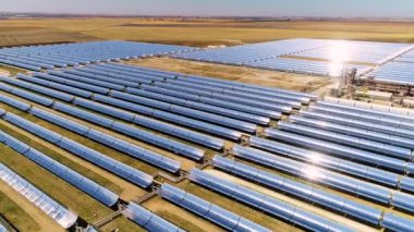 Bir güneş panelinin hava görüntüsü fabrikayla güneşin temiz enerjisini yakalıyor.