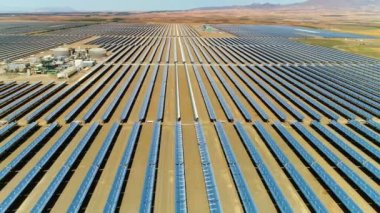 Fabrikasıyla birlikte bir güneş paneli (güneş pili) çiftliğinin havadan görünüşü. Yükselen Uçan Yenilenebilir Enerji Güneş Alanı Paneli Kavramı