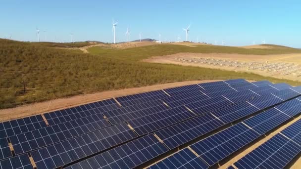 Paneles Solares Finca Con Energía Renovable Vídeo Aéreo Del Dron — Vídeos de Stock