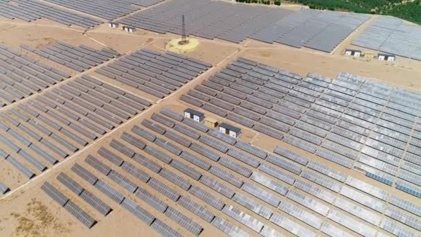 Солнечные Панели Ферма Возобновляемой Энергией Видеосъемка Беспилотника Воздуха Создание Чистой — стоковое видео