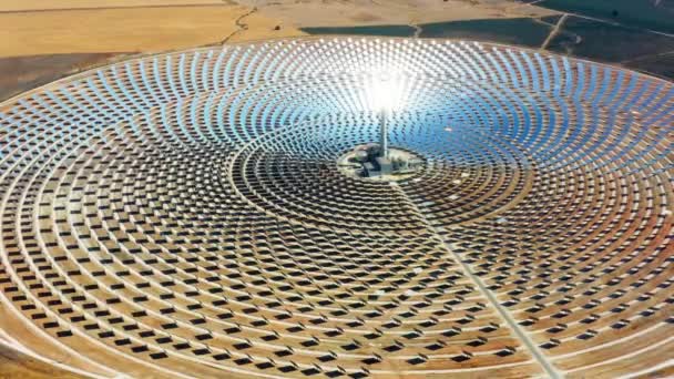 Bir Fotovoltaik Güneş Enerjisi Santralinin Hava Görüntüsü Termosolar Enerji Santrali — Stok video