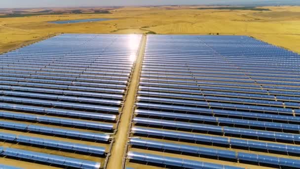 Bir Termik Santralin Güneş Panellerinin Havadan Görünüşü Fotovoltaik Enerji Santrali — Stok video