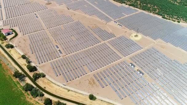 Solarzellen Felder Solarzellen Der Luftaufnahme Mit Sonnenlicht Flug Über Solarfeld — Stockvideo