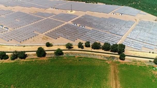 太陽光パネルと再生可能エネルギーで農場 ドローンの空中ビデオ映像 クリーン再生可能エネルギーを作成します — ストック動画