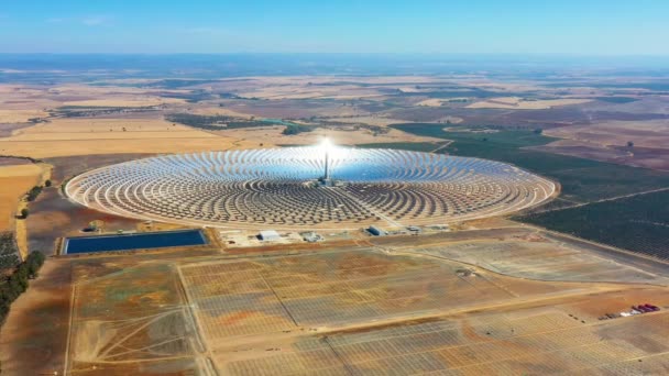 Estação Energia Solar Moderna Com Torre Vista Aérea Campo Floresta — Vídeo de Stock