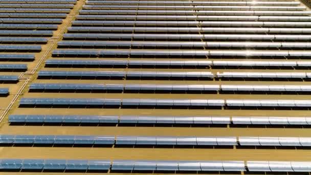 Projeto Solar Painéis Solares Vista Aérea Capturando Energia Limpa Sol — Vídeo de Stock