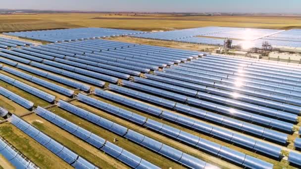 用工厂拍摄太阳能项目太阳能电池板的空中图像 — 图库视频影像