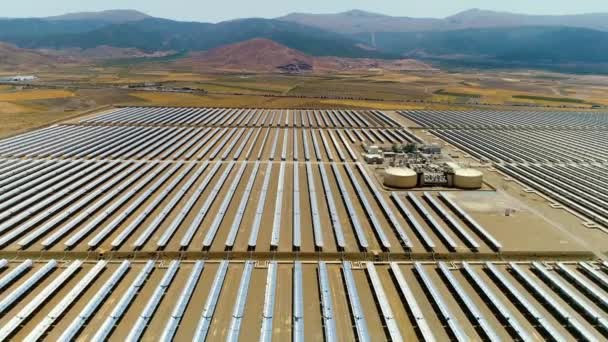 一个有太阳能电池板 太阳能电池 的农场及其工厂的空中景观 可再生能源场地板概念 — 图库视频影像