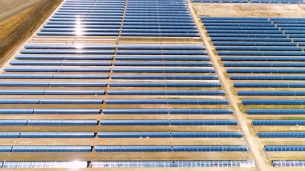 火力発電所 太陽光発電所の太陽光パネルの空中図 — ストック動画
