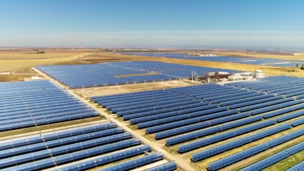 Luchtopname Van Een Boerderij Van Zonnepanelen Zonnecel Met Zonlicht Vliegen — Stockvideo