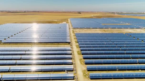 大規模な太陽光発電所の上空を飛行し クリーンで再生可能なエネルギーを生み出す — ストック動画