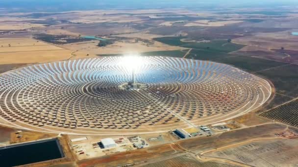 大きな太陽熱発電所の空中ビューは 再生可能エネルギーと汚染のないエネルギーを生成するために収集塔に太陽の光を集中ミラーを使用しています — ストック動画