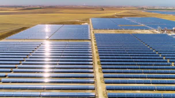 Vista Aérea Dos Painéis Solares Uma Central Térmica Central Fotovoltaica — Vídeo de Stock