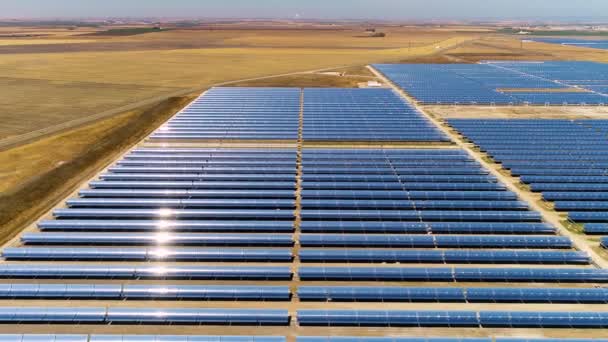 火力発電所 太陽光発電所の太陽光パネルの空中図 — ストック動画