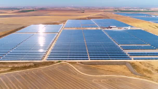 Letecký Pohled Solární Panely Solárního Projektu Zachycující Čistou Energii Slunce — Stock video