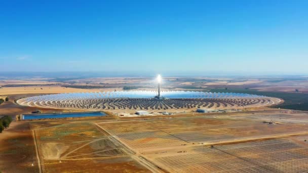 Estação Energia Solar Moderna Com Torre Vista Aérea Campo Floresta — Vídeo de Stock