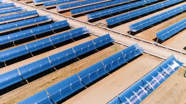 Luftaufnahme Eines Großen Solarparks Der Saubere Und Erneuerbare Energie Erzeugt — Stockvideo