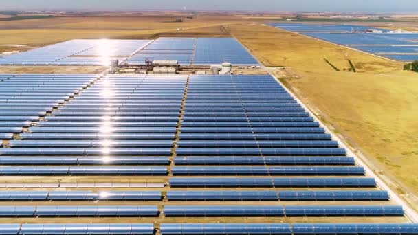 Bir Güneş Panelinin Hava Görüntüsü Fabrikayla Güneşin Temiz Enerjisini Yakalıyor — Stok video