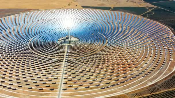 大きな太陽熱発電所の空中ビューは 再生可能エネルギーと汚染のないエネルギーを生成するために収集塔に太陽の光を集中ミラーを使用しています — ストック動画