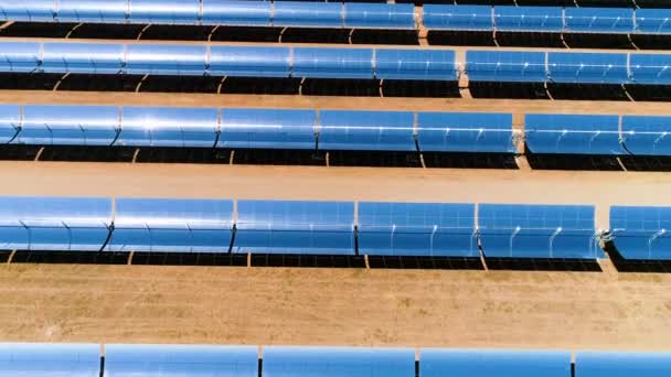 大規模な太陽光発電所の上空を飛行し クリーンで再生可能なエネルギーを生み出す — ストック動画
